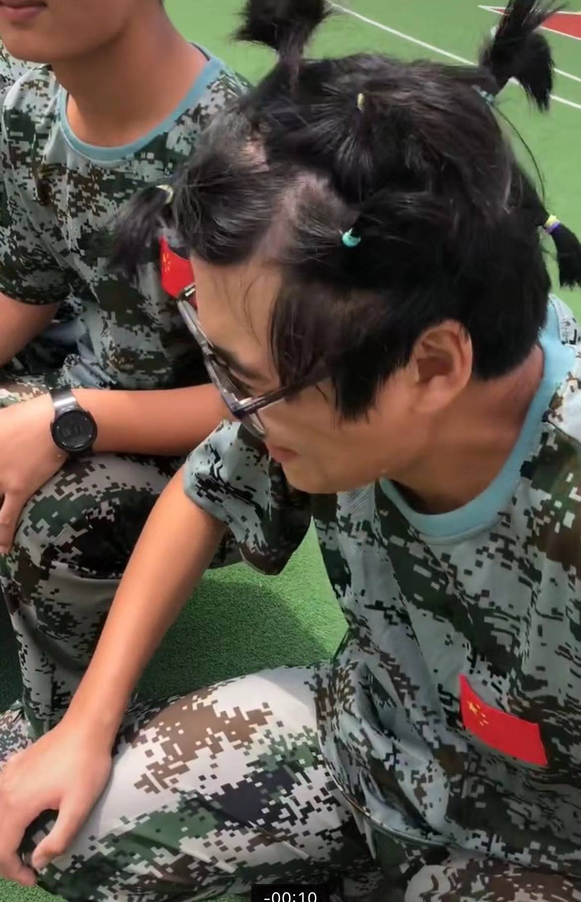 男孩剪头发教程视频_视频剪教程男孩头发怎么剪_男孩子剪发视频